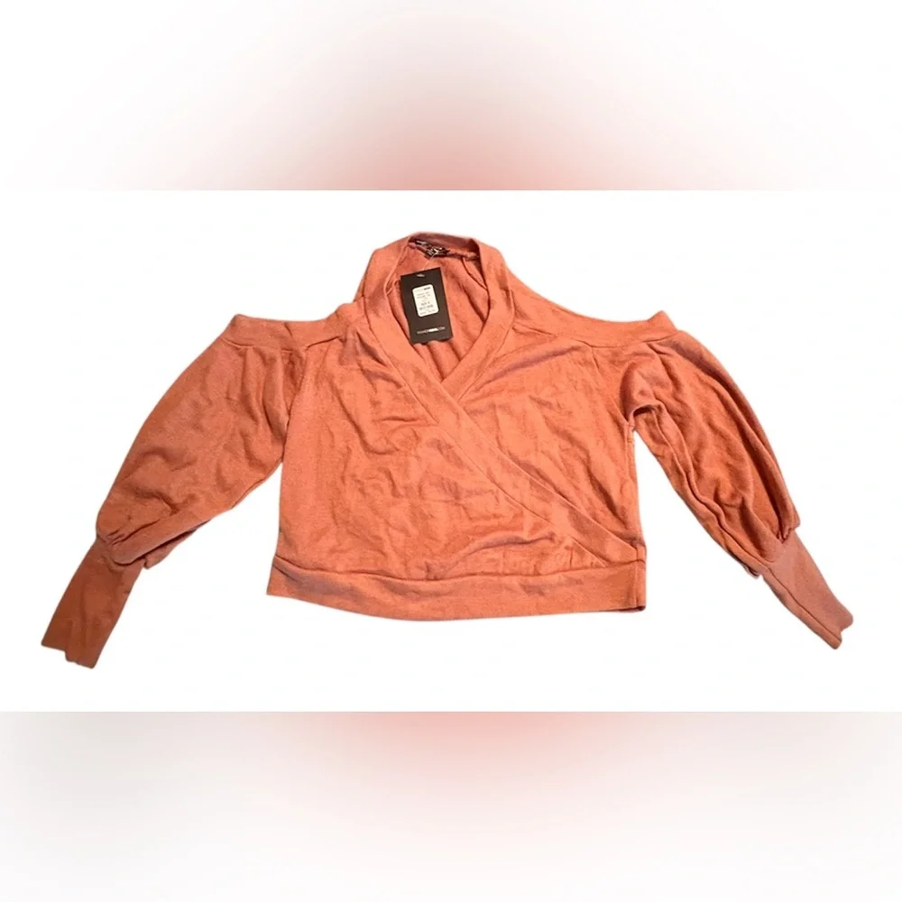 Lightweight NWT Cold Shoulder Sweather - Picture 1 of 3